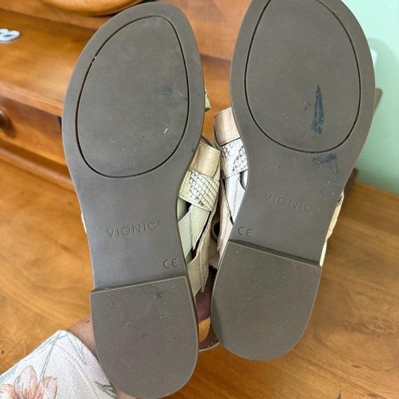 Vionic flat Tan and Cream Sandals with Crisscross Straps shoes - Picture 7 of 13